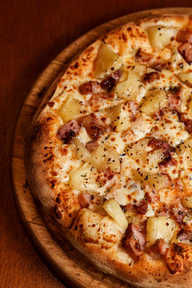 Pizza de bacon com abacaxi na tábua