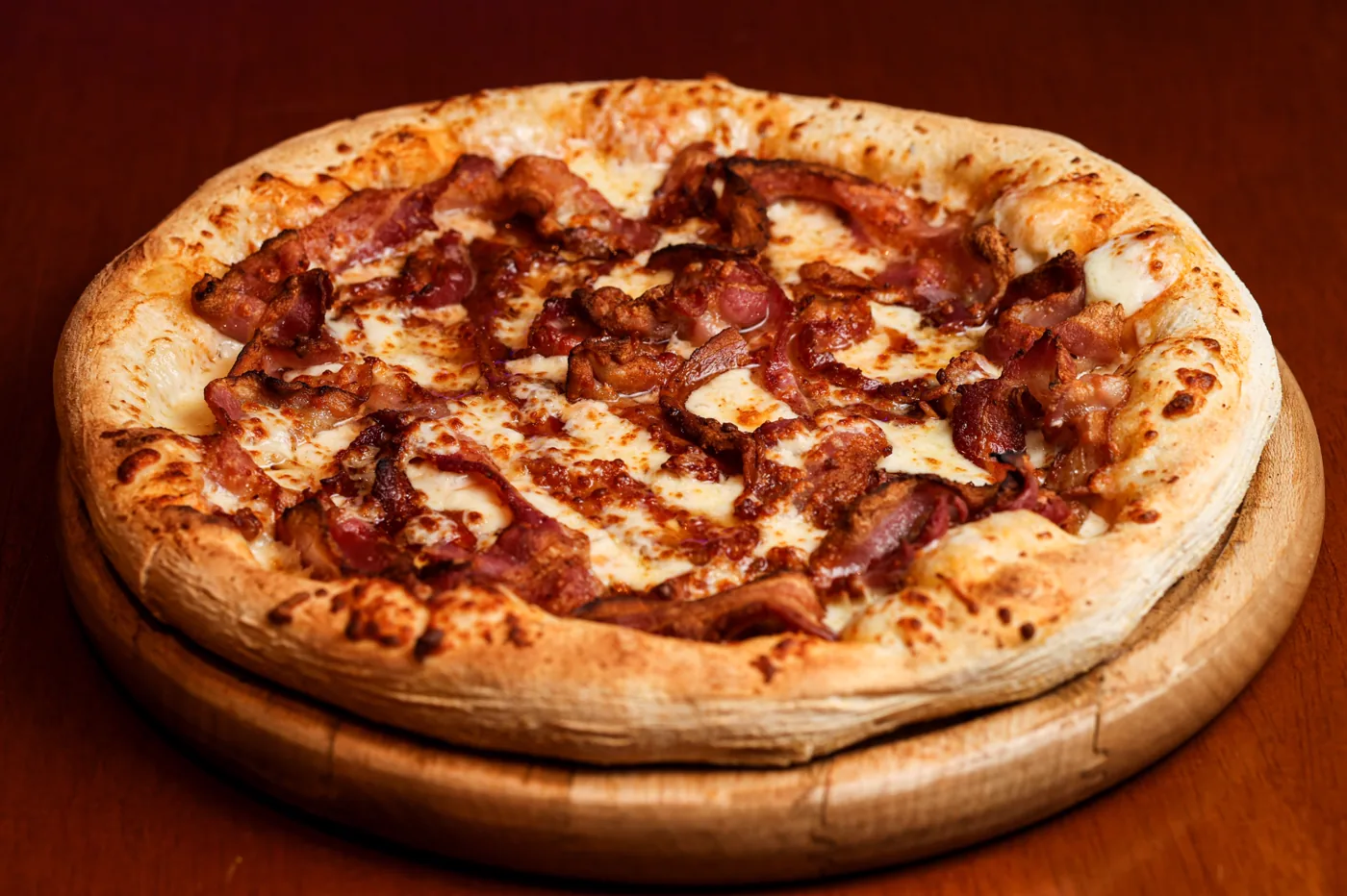 Pizza de bacon saindo do forno